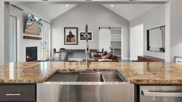 3 bedrooms, iron/ironing board, Internet