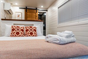 House - Cool River Helm Model Container Home 12 Minutes to Magnolia Baylor (Waco)