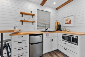 House | 2 bedrooms, Internet - Cool River Helm Model Container Home 12 Minutes to Magnolia Baylor (Waco)