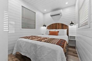 House | 2 bedrooms, Internet - Cool River Helm Model Container Home 12 Minutes to Magnolia Baylor (Waco)