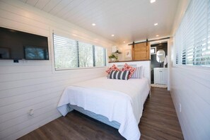 House | 2 bedrooms, Internet - Cool River Helm Model Container Home 12 Minutes to Magnolia Baylor (Waco)
