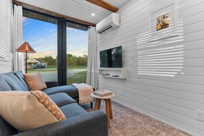 House | 2 bedrooms, Internet - Cool River Helm Model Container Home 12 Minutes to Magnolia Baylor (Waco)