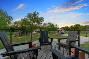 2 bedrooms, Internet - Cool River Helm Model Container Home 12 Minutes to Magnolia Baylor (Waco)