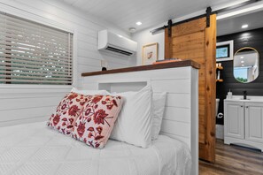 2 bedrooms, Internet - Cool River Helm Model Container Home 12 Minutes to Magnolia Baylor (Waco)