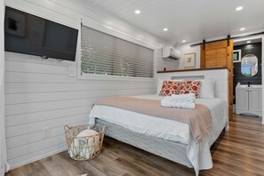 House | 2 bedrooms, Internet - Cool River Helm Model Container Home 12 Minutes to Magnolia Baylor (Waco)