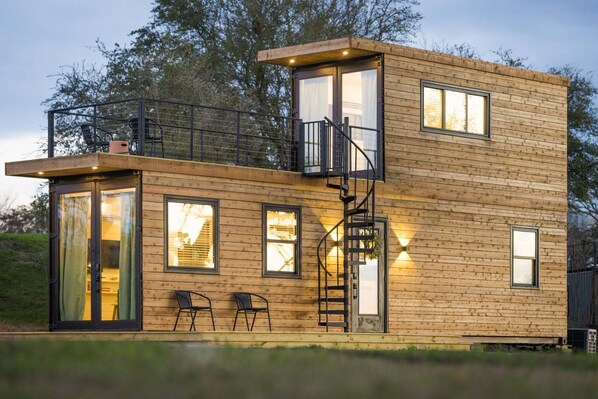 House | 2 bedrooms, Internet - Cool River Helm Model Container Home 12 Minutes to Magnolia Baylor (Waco)