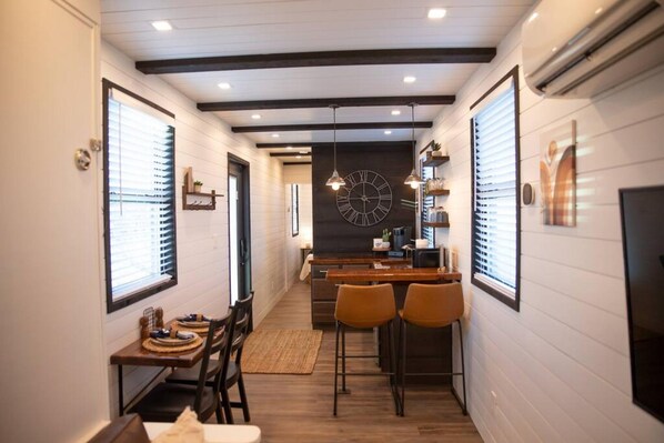 House | 1 bedroom, iron/ironing board, Internet - New Endless Sunsets-container Home (Alpine)