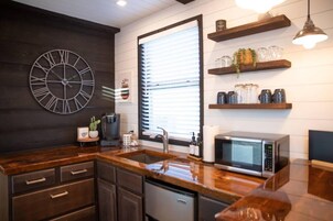 1 habitación, tabla de planchar con plancha y acceso a internet 