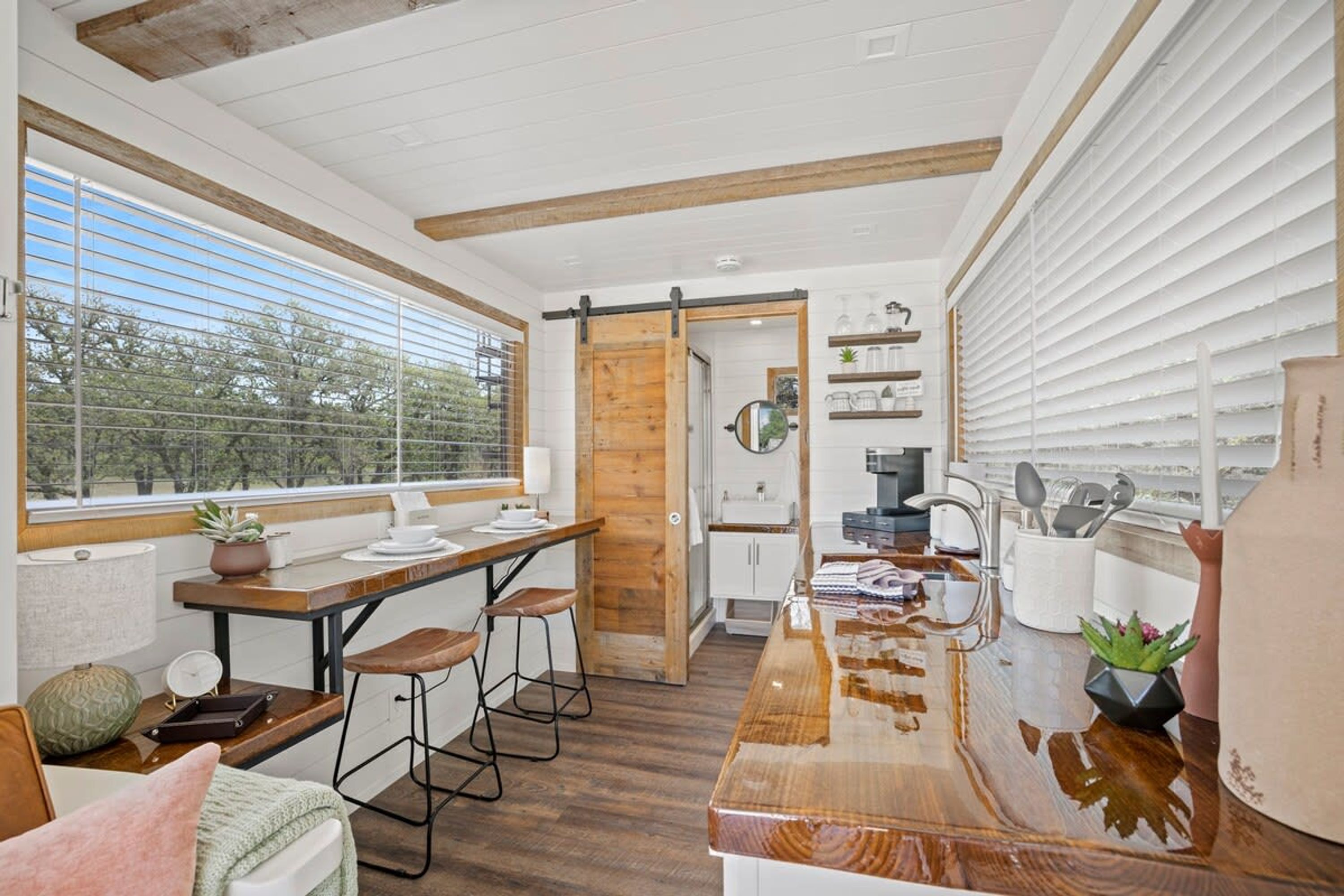 Casa | 1 dormitorio y tabla de planchar con plancha