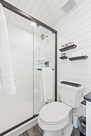 1 bedroom, iron/ironing board, Internet - New Wilderness Hideout-cozy Container Home (Fredericksburg)