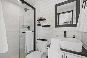House - New Wilderness Hideout-cozy Container Home (Fredericksburg)