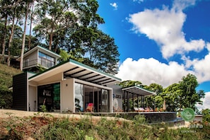 Fachada de la propiedad