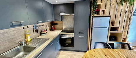 Réfrigérateur, four à micro-ondes, un four, surface de cuisson