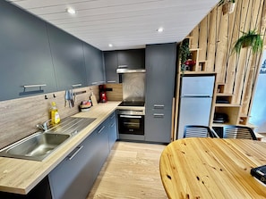 Kühlschrank, Mikrowelle, Ofen, Herdplatte