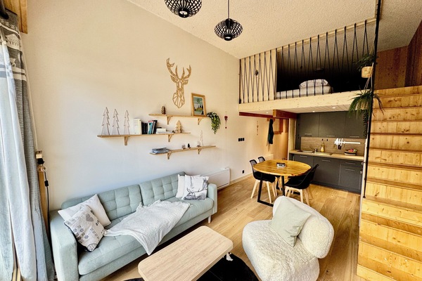 Salon chaleureux, style chalet moderne à la Serra Station des Rousses