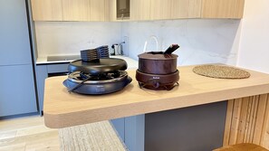 Réfrigérateur, micro-ondes, four, plaque de cuisson