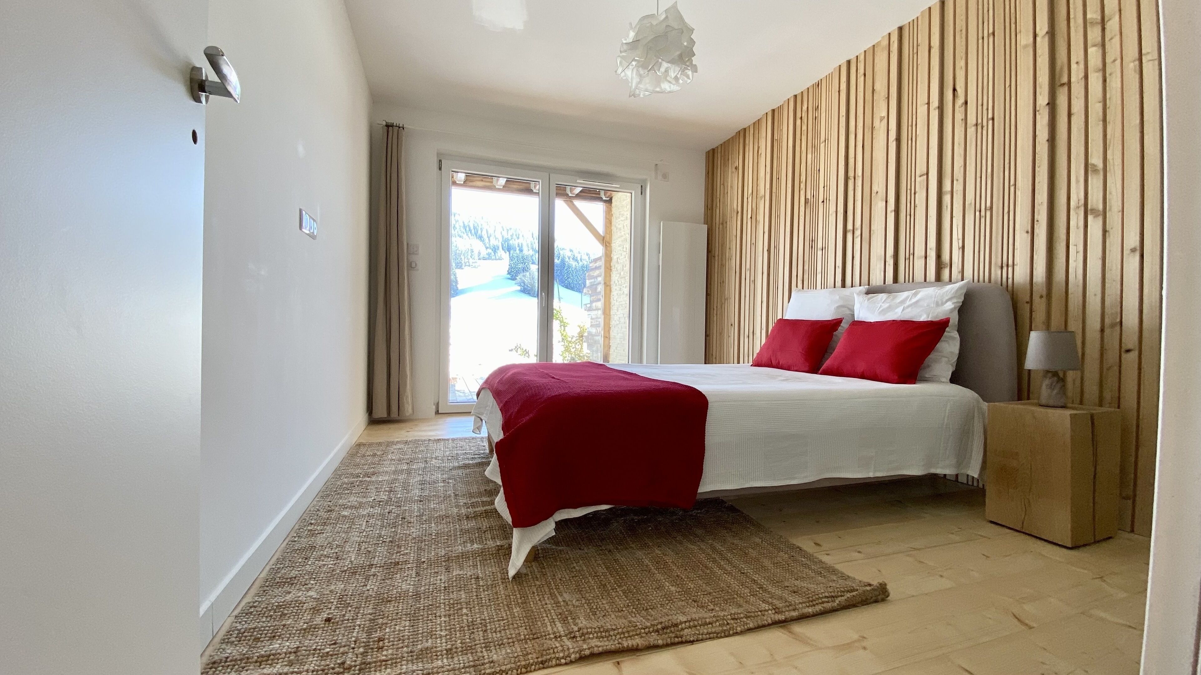 3 bedrooms, travel crib, internet, bed sheets