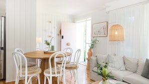Dining - Fleur de Chalet - Pet Friendly - 10 Mins Walk to Beach (Culburra Beach)