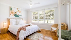 3 dormitorios, tabla de planchar con plancha, cuna de viaje