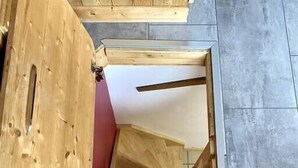Un coin de pièce avec une armoire en bois et un banc intégré.