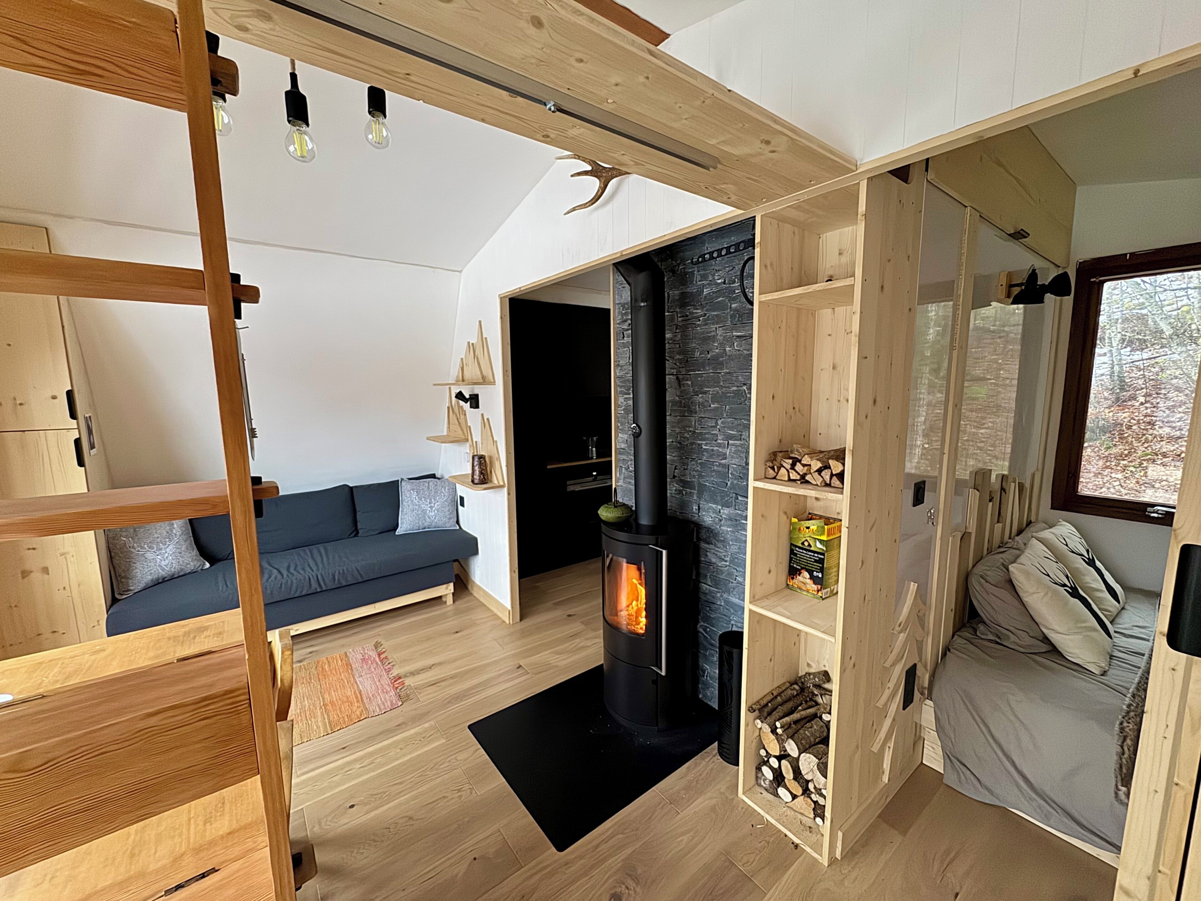 1 bedroom, travel crib