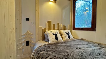 1 bedroom, travel crib