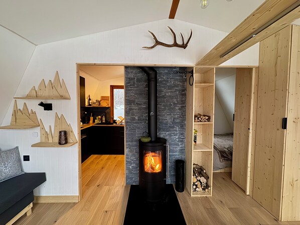 1 bedroom, travel cot