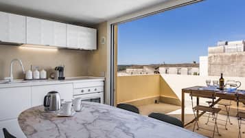 Kühlschrank, Ofen, Geschirrspüler, Wasserkocher mit Kaffee-/Teezubehör