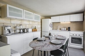 Fridge, oven, dishwasher, coffee/tea maker