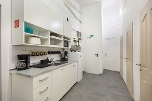 Réfrigérateur, micro-ondes, lave-vaisselle, cafetière/bouilloire