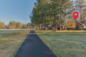 Property grounds - Perfect Location, Near Golf Course, SHARC passes (Sunriver)