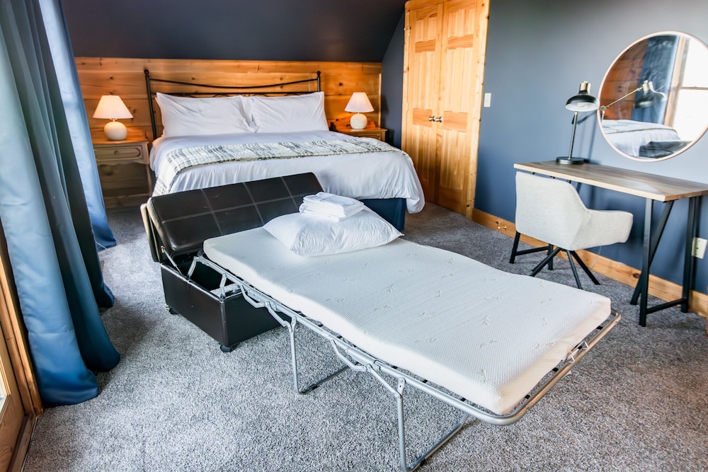 Great for Families! Private Hot Tub, Views, Walk to Slopes Snowshoe