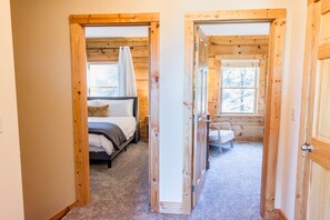 4 bedrooms, desk, iron/ironing board, free WiFi - Great for Families! Private Hot Tub, Views, Walk to Slopes (Snowshoe)