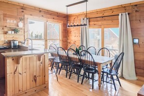 Dining - Great for Families! Private Hot Tub, Views, Walk to Slopes (Snowshoe)