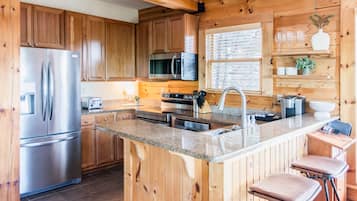 Geladeira, micro-ondas, fogão, cooktop