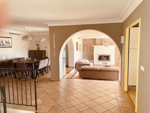 Interior - 8 P - Villa de Standing 310m², vue mer et Piscine à Débordement (Bormes-les-Mimosas)
