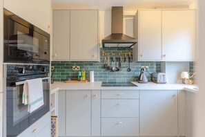Basic Apartment, 1 Double Bed | Private kitchen - Vibrant 1BD Flat - 8 Mins to Dalston, Hackney! (London)