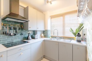 Apartamento básico, 1 cama de casal | Cozinha privada | Geladeira, micro-ondas, fogão, cooktop