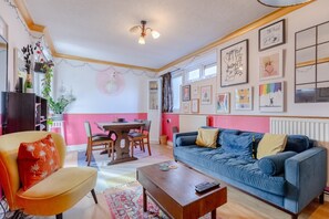 Departamento básico, 1 cama matrimonial | Área de sala de estar | Televisión 