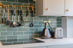 Departamento básico, 1 cama matrimonial | Cocina privada | Refrigerador, microondas, horno y parrilla de estufa 