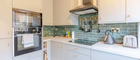 Basic Apartment, 1 Double Bed | Private kitchen | Fridge, microwave, oven, stovetop