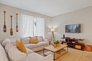 Smart TV - Family Getaway: 4-Bed Townhome with Private Pool, Water Park. Near Disney! (Kissimmee)