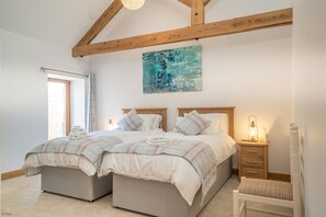 3 bedrooms, iron/ironing board, travel crib, WiFi - Bright and Spacious Holiday Cottage in Rural Setting | Hafod-Llecheiddior (Bryncir)