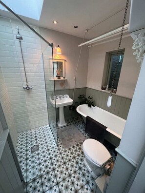Casa básica, varias camas | Baño | Regadera, secadora de cabello, toallas, jabón