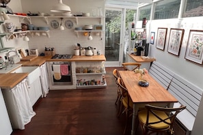 Basic House, Multiple Beds | Private kitchen | Fridge, oven, stovetop, dishwasher - Picturesque 2BD House - Heart of Stepney Green! (London)