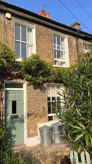 Exterior - Picturesque 2BD House - Heart of Stepney Green! (London)