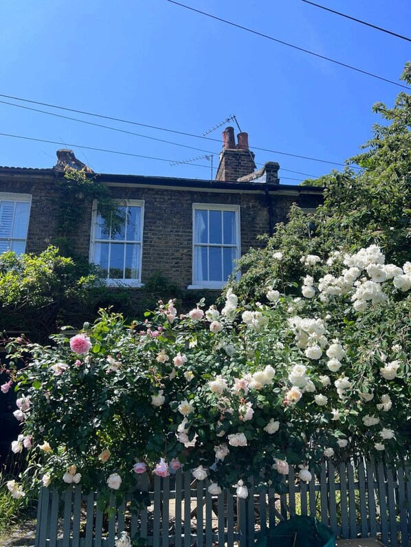 Exterior - Picturesque 2BD House - Heart of Stepney Green! (London)