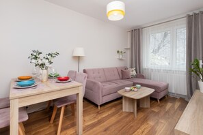 2 bedrooms, bed sheets - Apartament Ideal for Families by Renters (Warsaw)