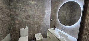 Douche, bidet, serviettes fournies, savon