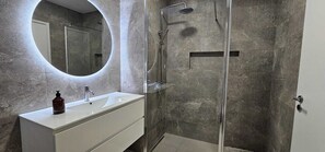 Regadera, bidet, toallas, jabón 